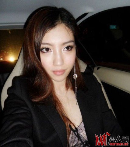 80后的上海富二代奔驰女网络再炫富 自曝奢靡生活