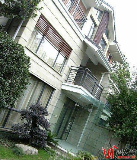 80后的上海富二代奔驰女网络再炫富 自曝奢靡生活