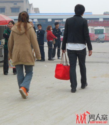 魅力男：恋爱过程中不能给女人拎包