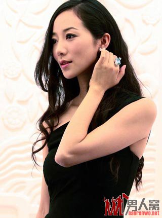 韩雪佩戴限量版19.7克拉的蓝宝石钻戒
