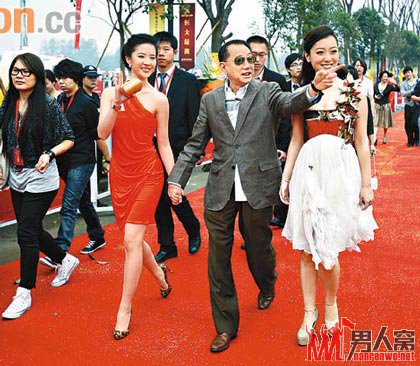 杨受成携白冰（右一）、刘亦菲一同出席活动