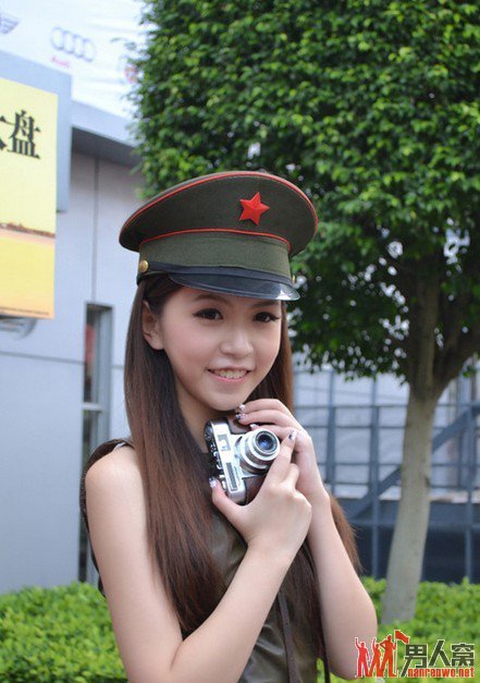 东莞车展惊现嫩模警花另类卖萌 清纯可人受网友热捧