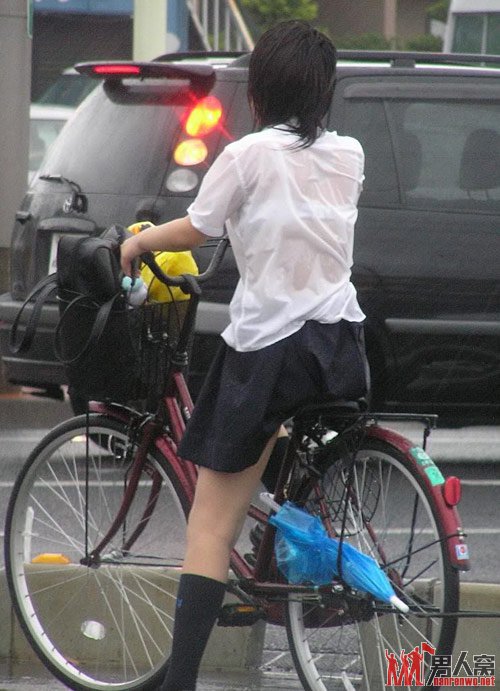 妹子，你不是带了雨伞么？