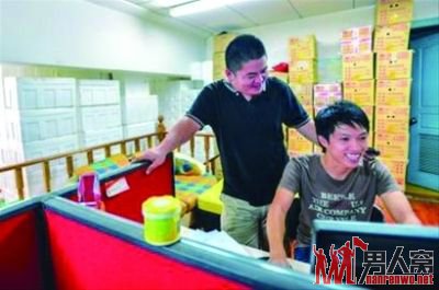 李烨(左)和同事在工作中