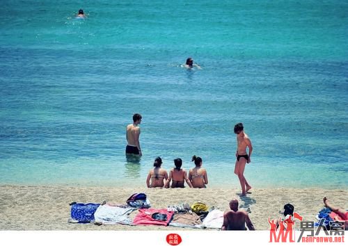 米克诺斯岛最浪漫的度假胜地 “穿衣有罪”的地方