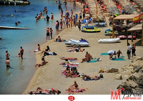 米克诺斯岛最浪漫的度假胜地 “穿衣有罪”的地方