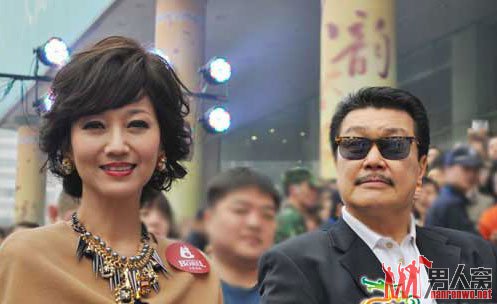 赵雅芝与先生黄锦燊携手亮相