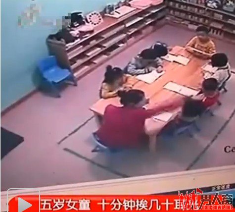 10分钟的时间里这位老师就在一个女童的脸上狂扇了几十个耳光