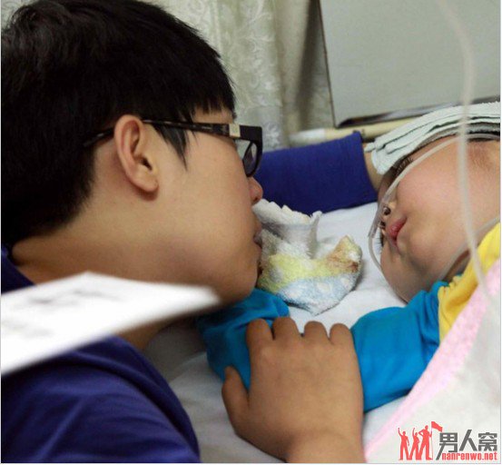 10月16日，妈妈默默地陪孩子走过最后一程