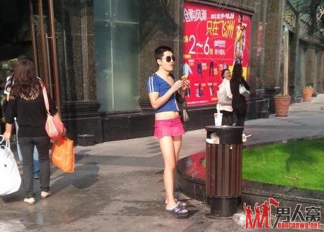 真空超短裙哥再次惊现徐家汇 秋天也照样劲爆