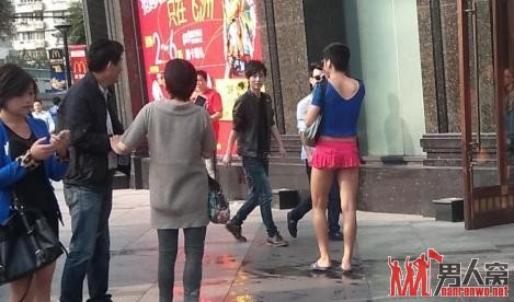 真空超短裙哥再次惊现徐家汇 秋天也照样劲爆