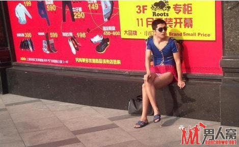 真空超短裙哥再次惊现徐家汇 秋天也照样劲爆