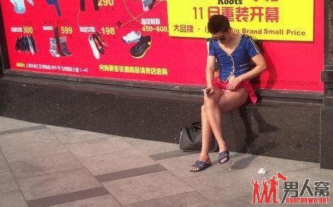 真空超短裙哥再次惊现徐家汇 秋天也照样劲爆
