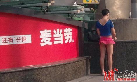 真空超短裙哥再次惊现徐家汇 秋天也照样劲爆