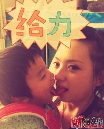 微信奇女子舌吻儿童走红网络 男童“亲密照”伤不起