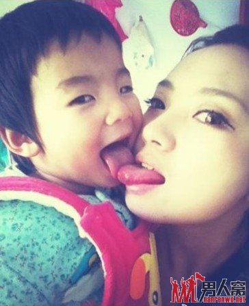 微信奇女子舌吻儿童走红网络 男童“亲密照”伤不起