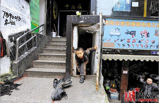 最蜗居 楼梯缝隙居住
