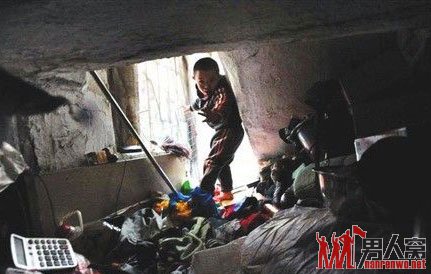  马振杰和他妈妈平日从这个洞口进出