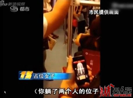 一男子劝阻改女子行为。