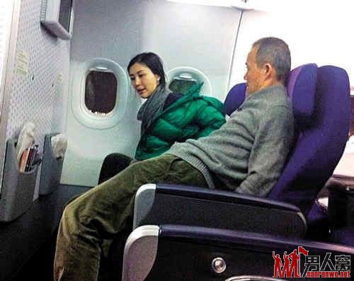 田朴珺与王石二人同乘飞机的照片