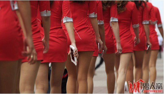 F1赛场无限风光 美女云集男记者跪拍裙底风光