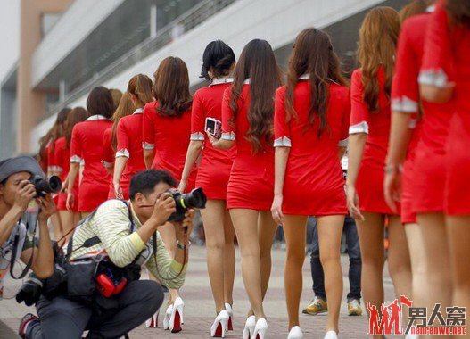 F1赛场无限风光 美女云集男记者跪拍裙底风光