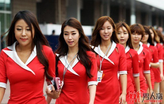 F1赛场无限风光 美女云集男记者跪拍裙底风光