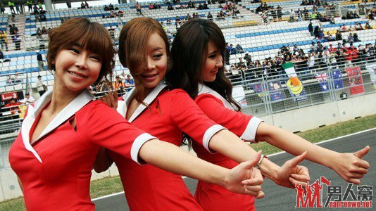 F1赛场无限风光 美女云集男记者跪拍裙底风光