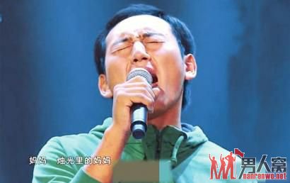 电视节目上，他一曲《烛光里的妈妈》让人泪下。