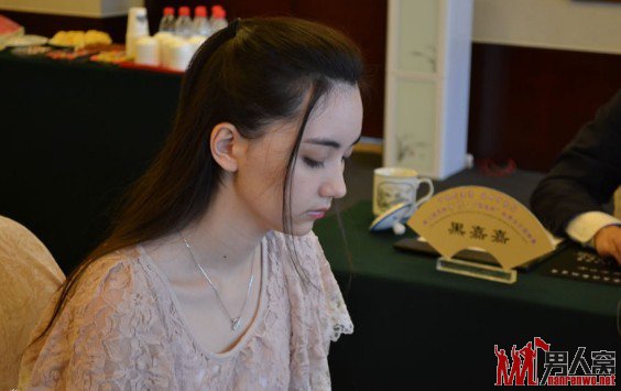 穹窿山兵圣杯:黑嘉嘉“小龙女”造型受热捧