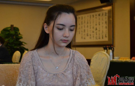 穹窿山兵圣杯:黑嘉嘉“小龙女”造型受热捧