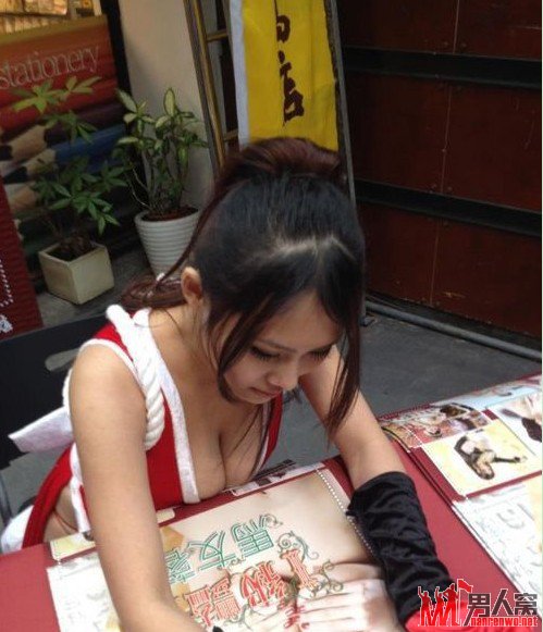 马友蓉COS不知火舞签售 大胆展露自己的好身材