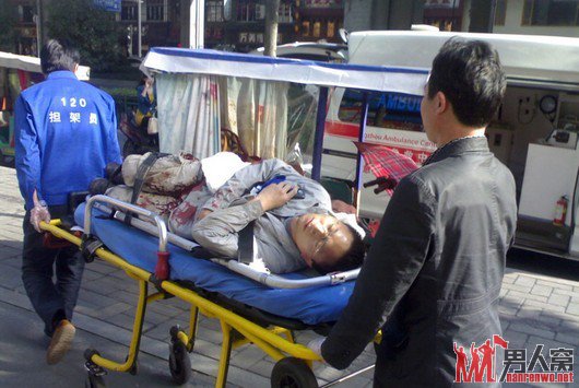 杭州一邮政储蓄所发生血案：凶手逃离现场被刺男子重伤