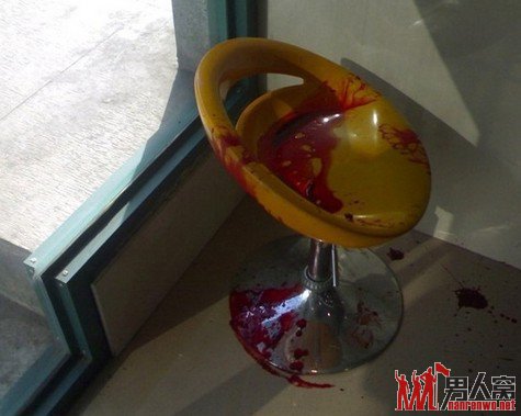 杭州一邮政储蓄所发生血案：凶手逃离现场被刺男子重伤