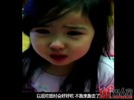 可爱小萝莉含泪向妈妈道歉