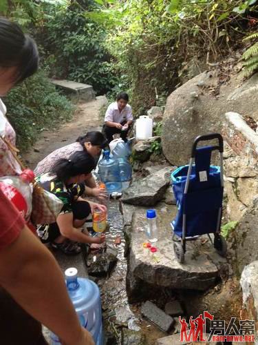 附近很多居民带着水桶来这儿接水喝。山泉水很甜、很凉，喝进去，心里美滋滋、清凉无比。