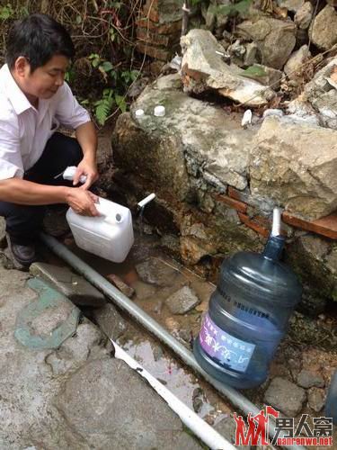 矿泉水带一瓶就好，喝完了用空瓶接山泉水喝。