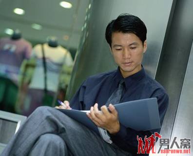 男人常跷二郎腿会诱发什么疾病？