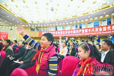 小学生记者提问住建部长：买了房都没有钱给孩子买玩具怎么办？