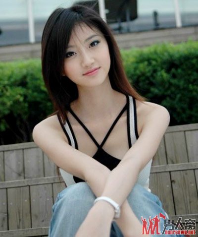 平胸美女图片