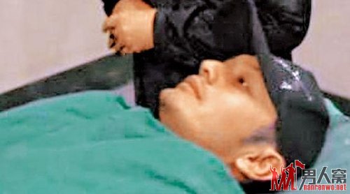 黄晓明昨戴黑色鸭舌帽被推进手术室开刀