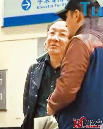 黄爸爸（左）澹定与工作人员聊天