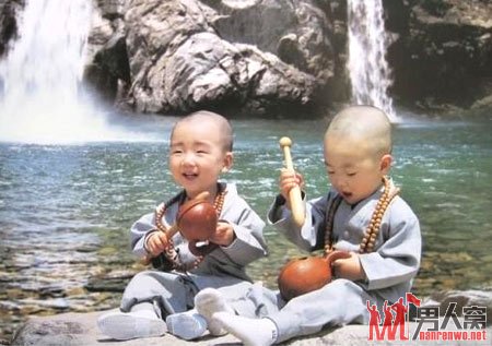 两个和尚挑水喝。