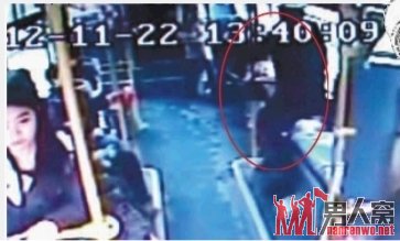女乘客正扬起手向坐在其身后的8岁女童打去