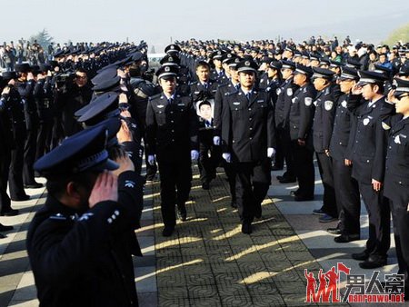 众多民警遂来吊唁黄升
