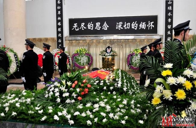 黄升的战友同事们前来送别