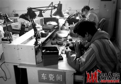 黑作坊给假牙抹鞋油使其增亮 成本几十卖六千假的不能再假