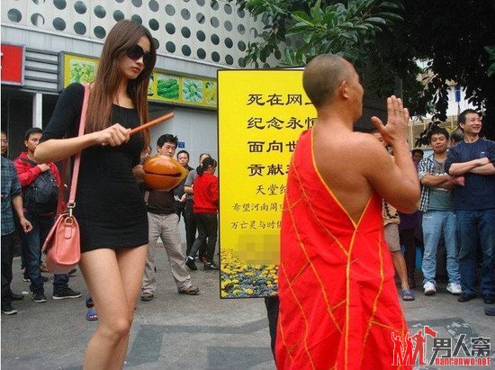 和尚携美女念经超度河南平坟亡灵