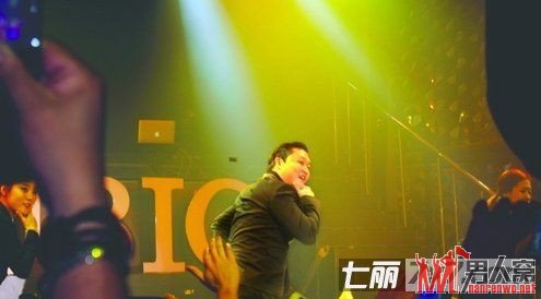 鸟叔PSY中国首秀8分钟300万 被称网友戏称抢钱style