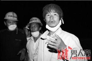 2008年，映秀马元江搜救现场的尹春龙。